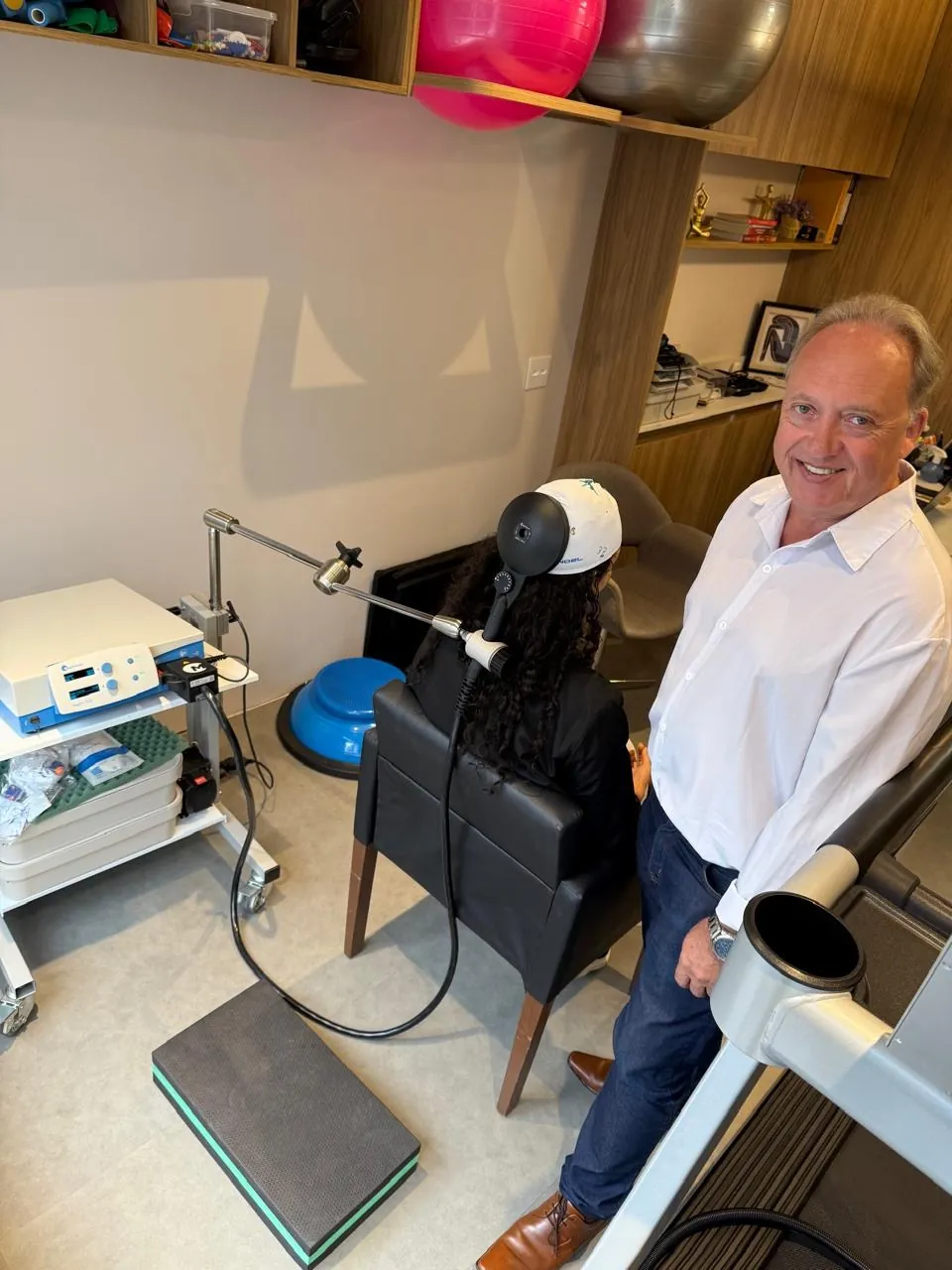 Dr. Josemar com equipamento de estimulação transcraniana no consultório